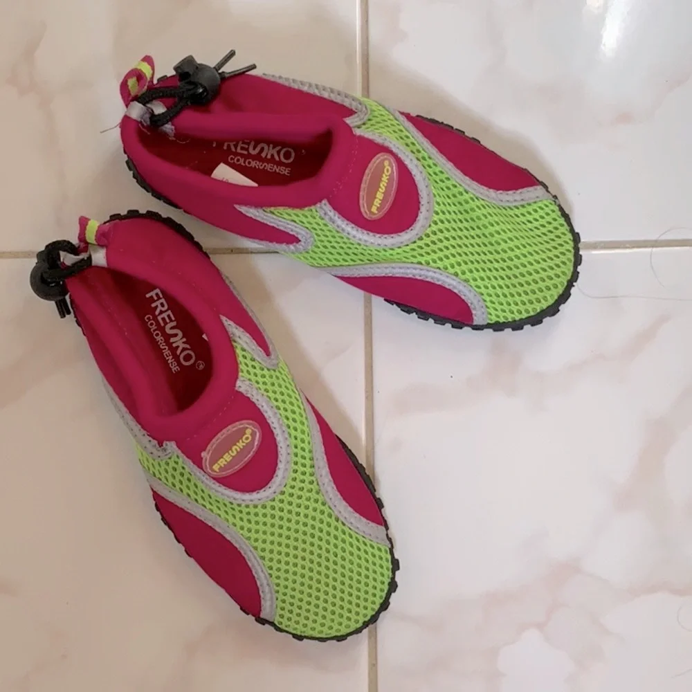 5/$25 - Fresko girls fuchsia and lime green water/swim shoes in little kid 13